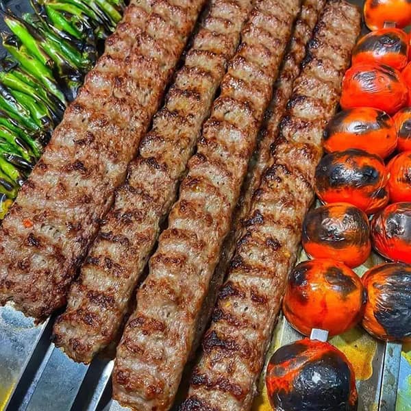 تهیه ی کباب کوبیده